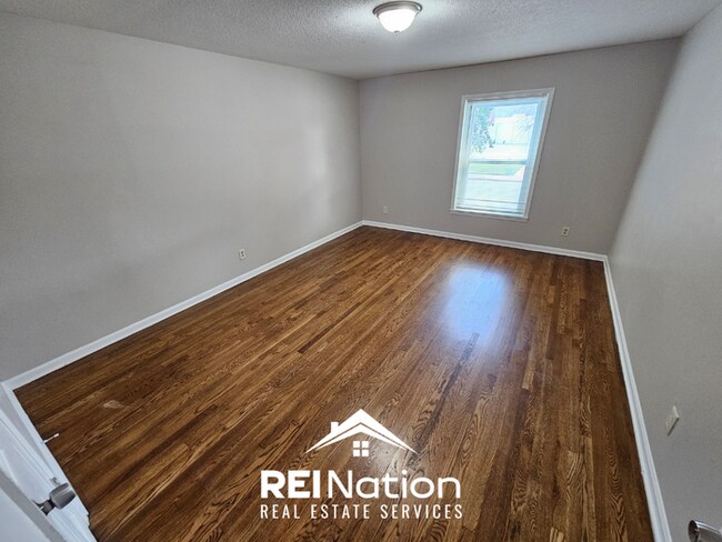 Building Photo - Grand 5BR/3BA East Memphis Estate | 2,603 Sq Ft, Hardwood Floors, Fireplace & Large Yard