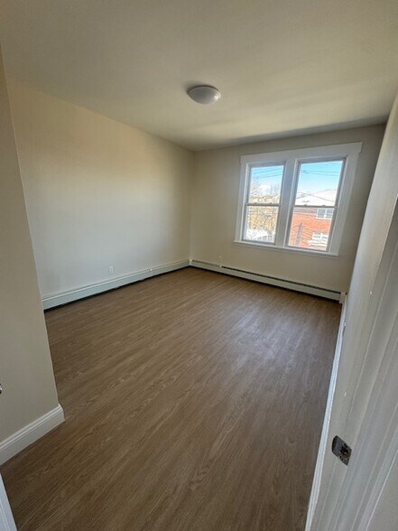 Building Photo - 92 Maple St