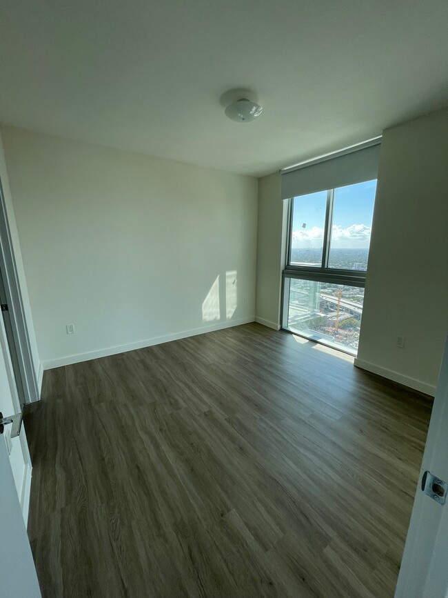 Building Photo - 155 S Miami Ave
