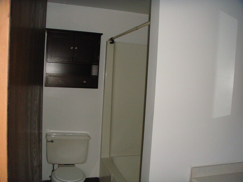 BATHROOM - 27 Woodhill Ct