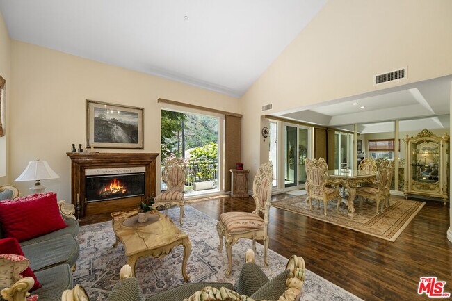 Building Photo - 682 Palisades Dr