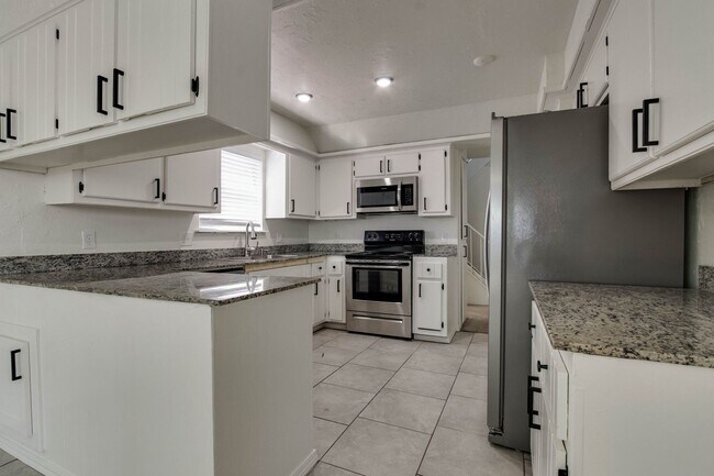 Building Photo - Three bed/2.5 bath in Harvest Hills