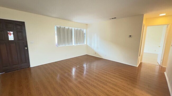 Building Photo - 539 N Alameda Ave