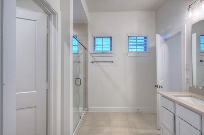 Building Photo - 1535 Crystal Stream Dr