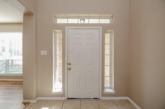 Building Photo - 9947 Valance Way