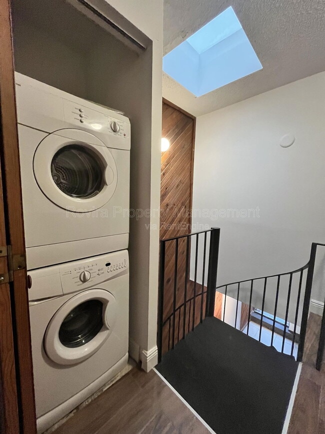 Building Photo - 2180 SW 9th Ave