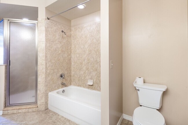 Building Photo - WALKING DISTANCE TO SUNSEEKER RESORT AND P...