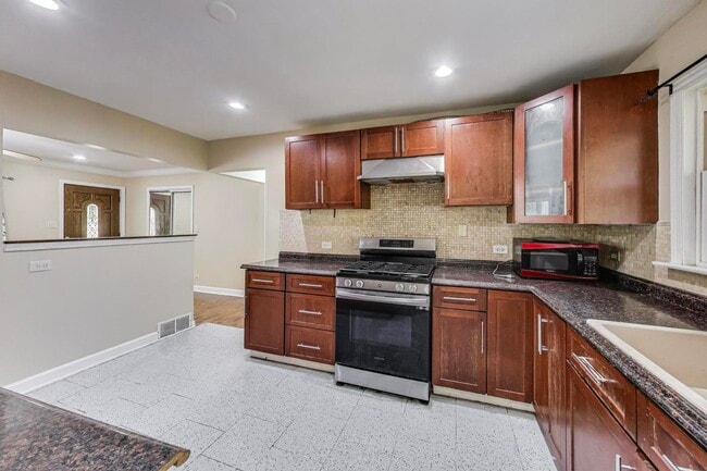 Building Photo - 135 E 55th St
