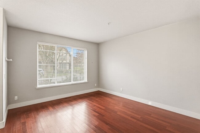 Building Photo - Just Listed!! 2 Bedroom, 2.5 Bathroom Townhouse in Arbor Villebois!