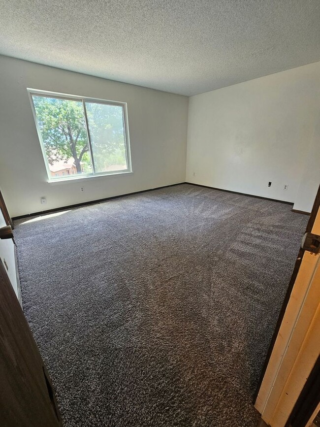 Building Photo - *$500 OFF YOUR FIRST MONTH'S RENT* $1591 -...