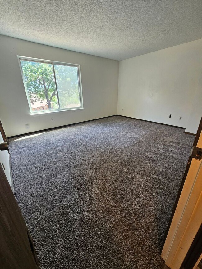 Building Photo - Beautiful West Side Condo