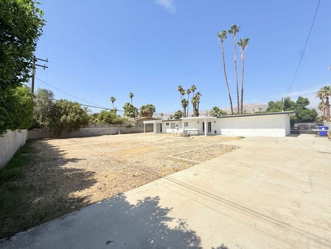 Building Photo - AVAILABLE NOW!! 3 BEDROOM 2 BATHROOM Home in Palm Desert!
