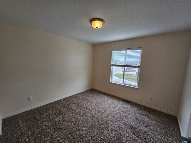 Building Photo - 4 Bed 3 Bath in Lorson Ranch!!