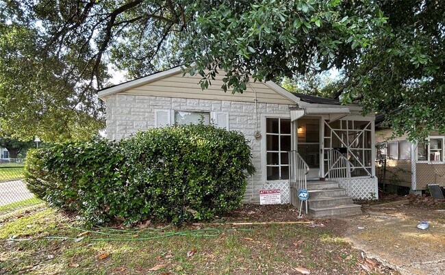 Building Photo - 634 W.63rd St.