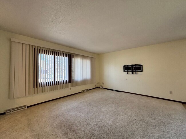 Building Photo - Great 3 BR/2 BA Townhome in Vadnais Heights!