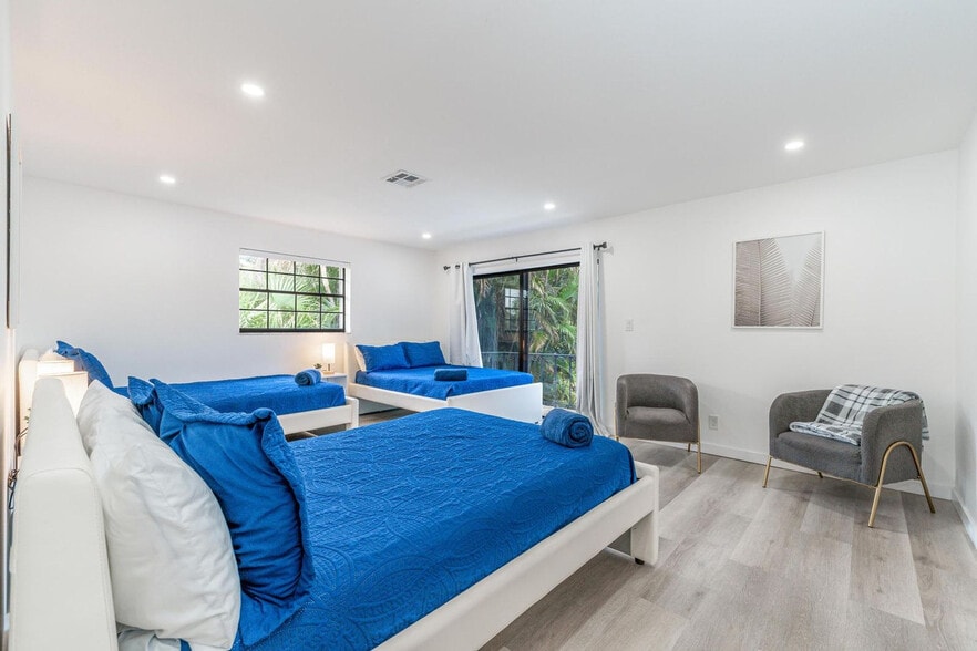 Building Photo - 809 SW 14th Ct