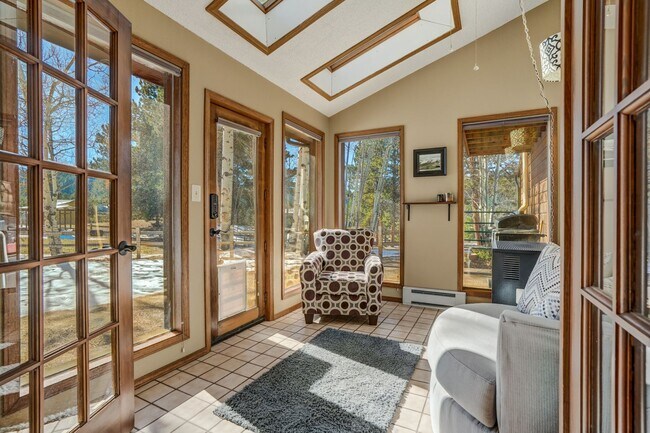 Building Photo - Stunning two-story home in Woodland Park