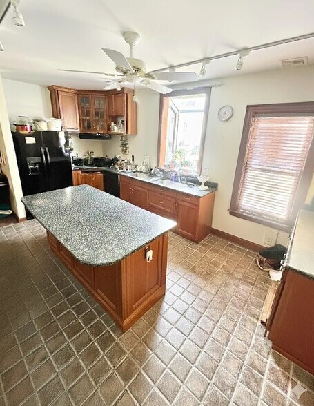 Building Photo - 67 Hillside St