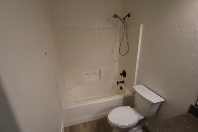 Building Photo - Remodeled 4 Bed 2 Bath Home.