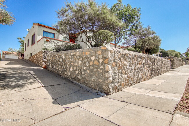Building Photo - 801 McKelligon Dr