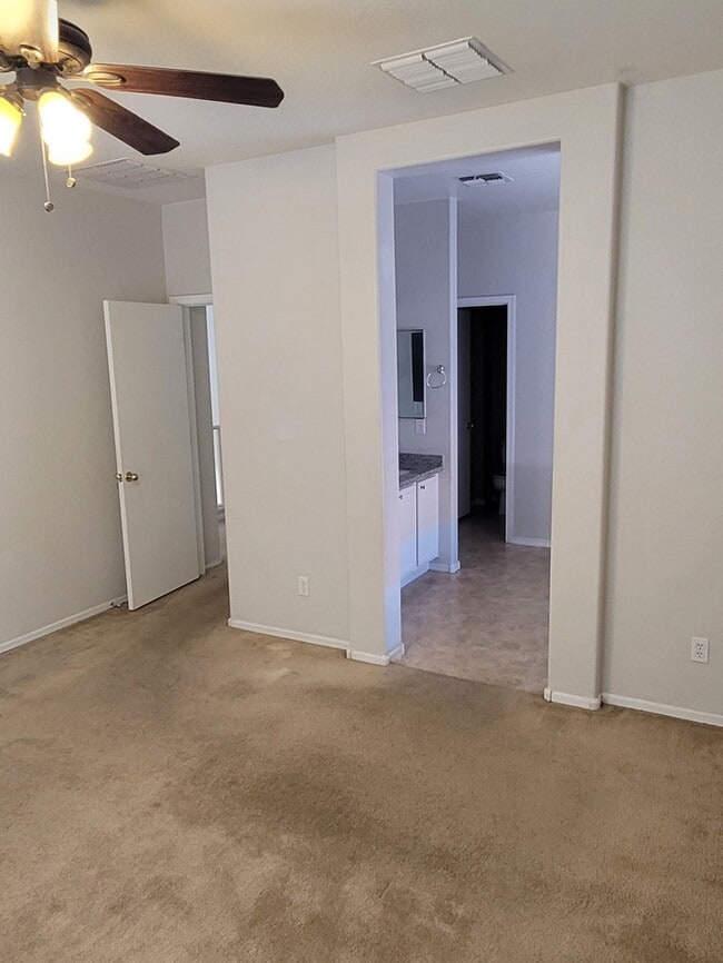 Building Photo - Great 3 bedroom 2.5 bath Two Story House f...