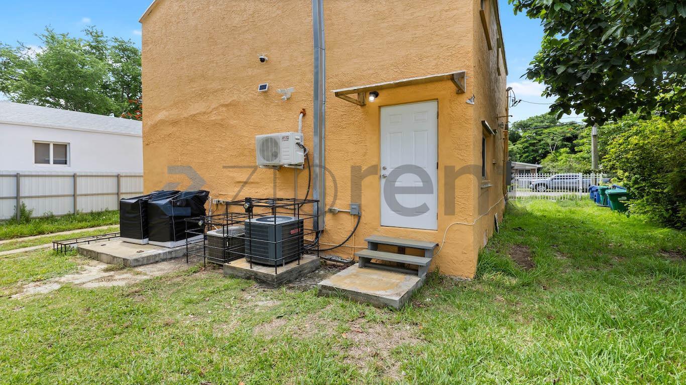 Building Photo - Unit