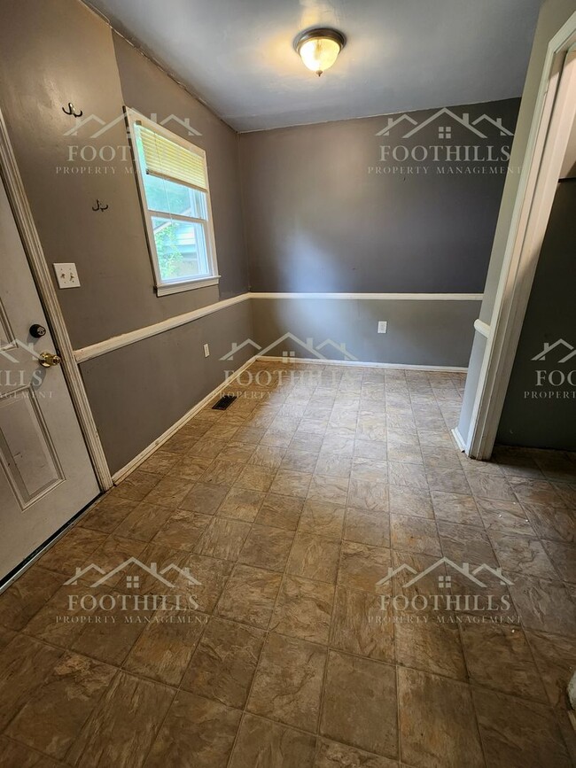 Building Photo - Move-In Ready 3BR Home with New Carpet, Ga...
