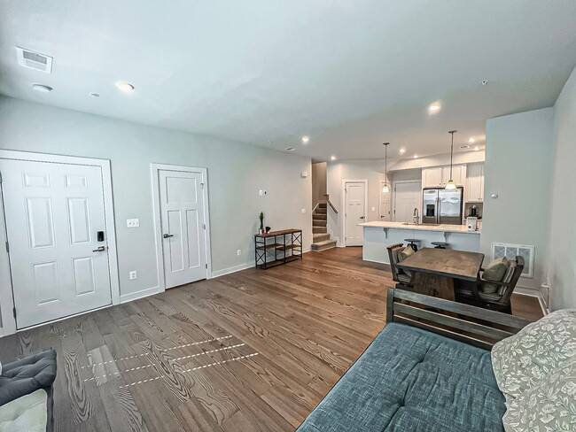 Building Photo - Luxury 3 Bedroom 2.5 Bathroom Brick Townho...