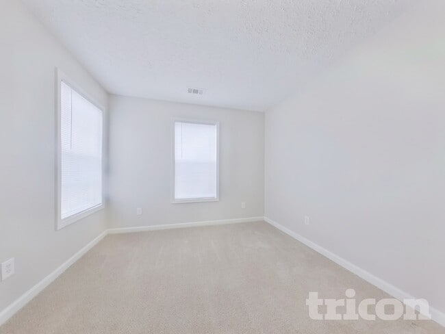 Building Photo - 25 Bermuda Cir