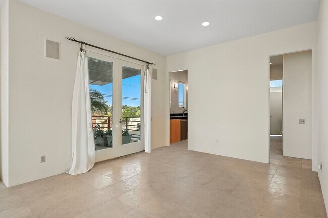 Building Photo - Gorgeous 3 Bed/3 Ba Home Tucked Away in th...