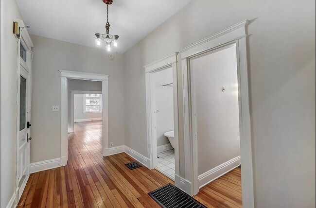 Building Photo - 2364 Victor St