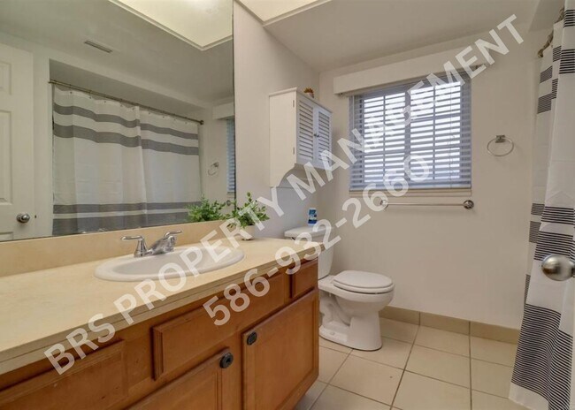 Building Photo - Upper end-unit condo in desirable Rochester Hills