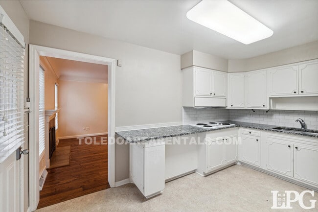 Building Photo - 3835 Hillandale Rd