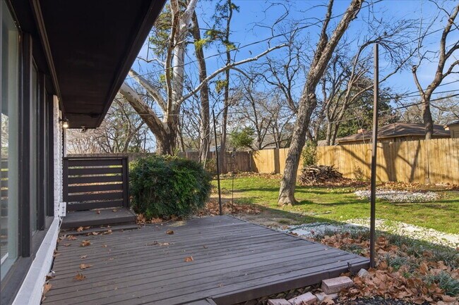 Building Photo - "Spacious 3-Bed, 2-Bath Gem with 2,155 Sq. Ft. on University Drive in Arlington, TX!"