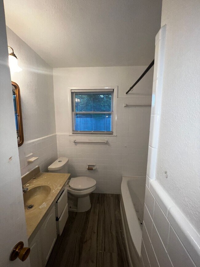 Building Photo - 3/2/2 home on a quiet street. Centrally lo...
