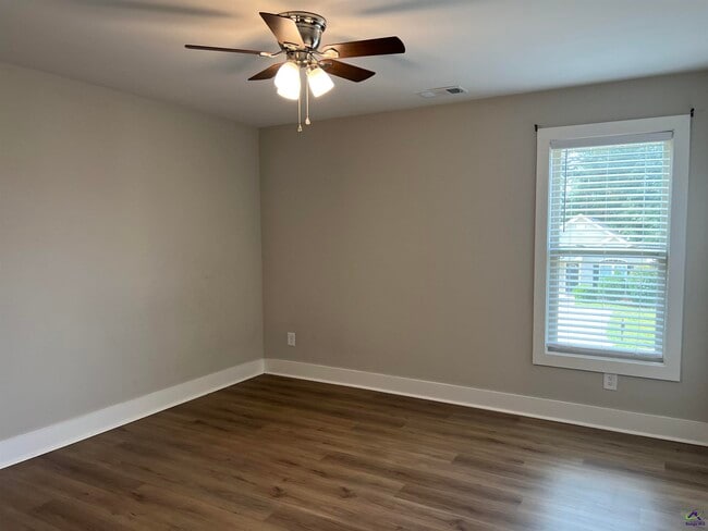 Building Photo - 122 Rolling Woods Cir