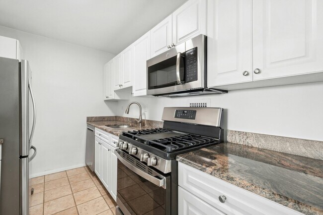 Building Photo - 8 Whittier Pl