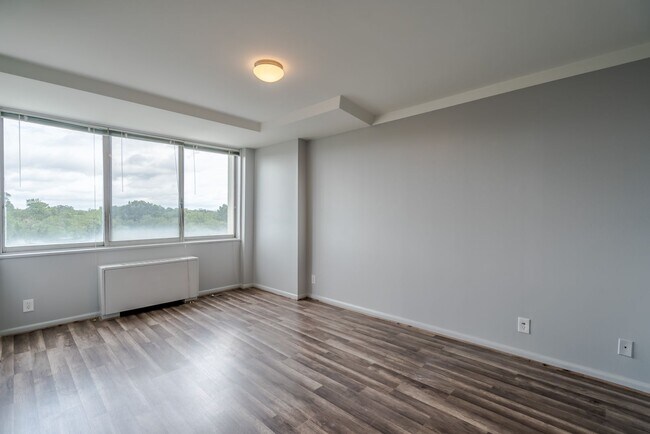 Building Photo - Stunning 1 Bed 1 Bath Condo In Popular High-Rise Fountains Building - Utilities Included