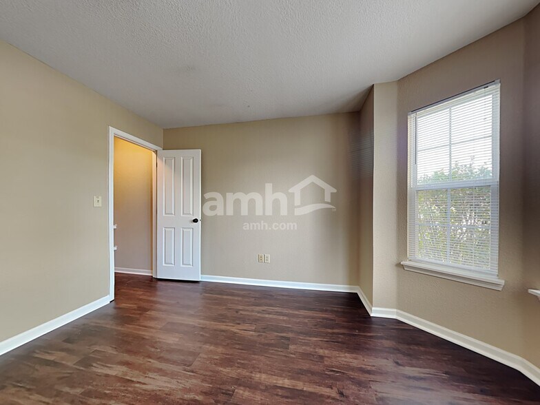 Building Photo - 220 Longview Bend