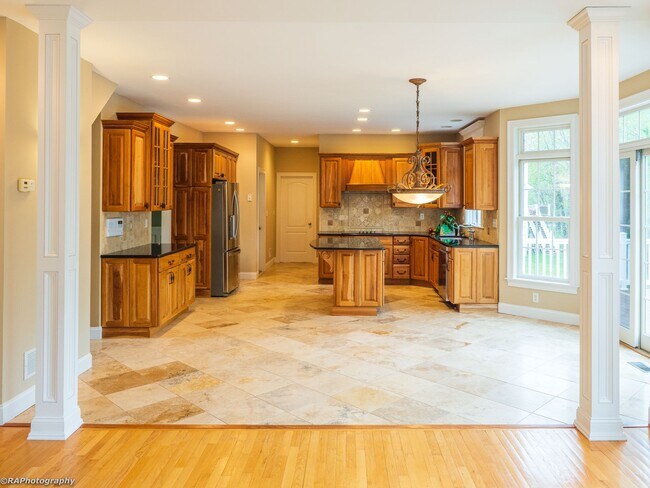 Building Photo - 6 Romano Ct