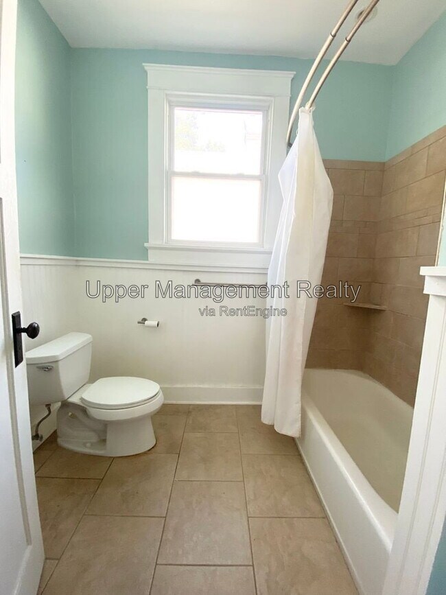 Building Photo - 1536 Hillary St