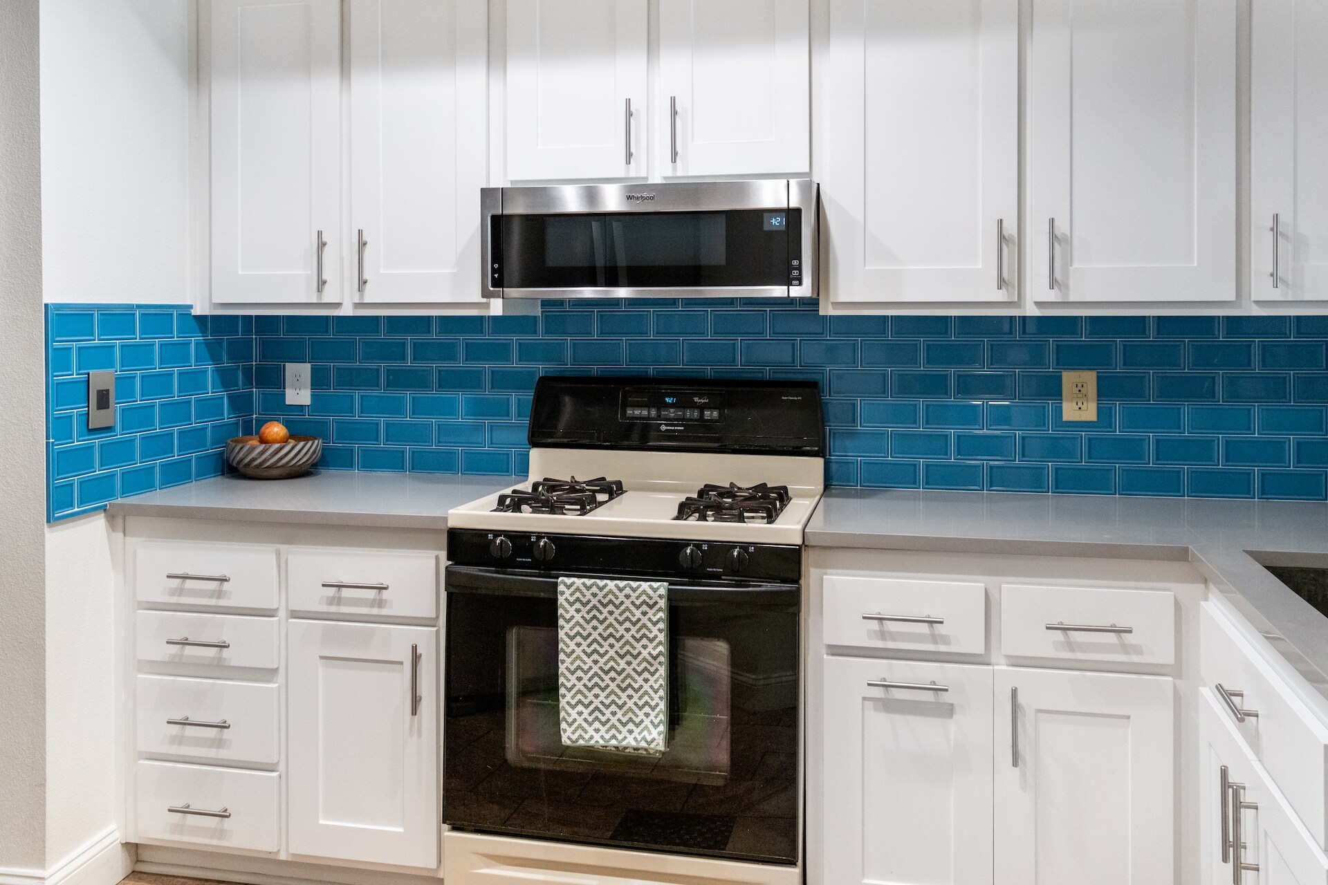 Updated kitchen - 6638 Clybourn Ave
