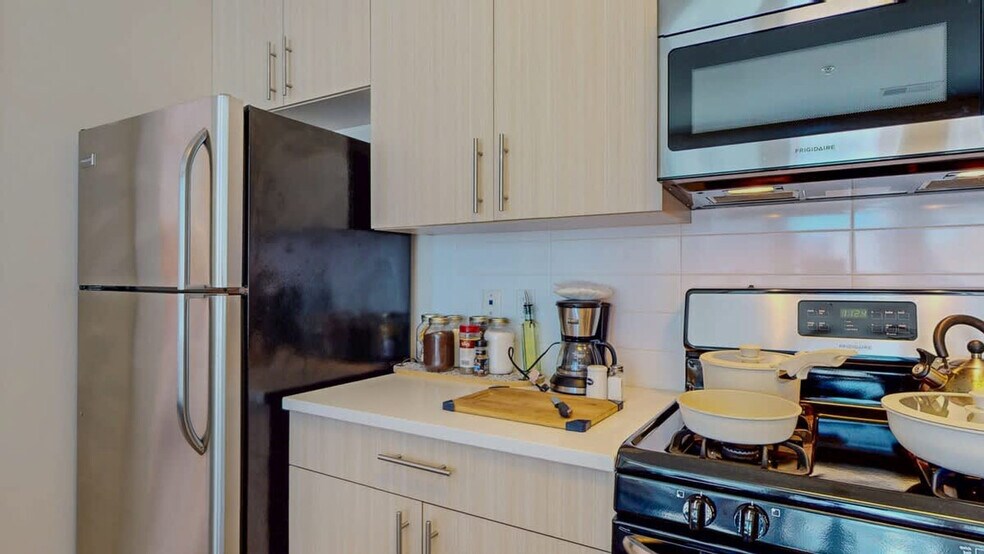 Building Photo - 545 Bedford St