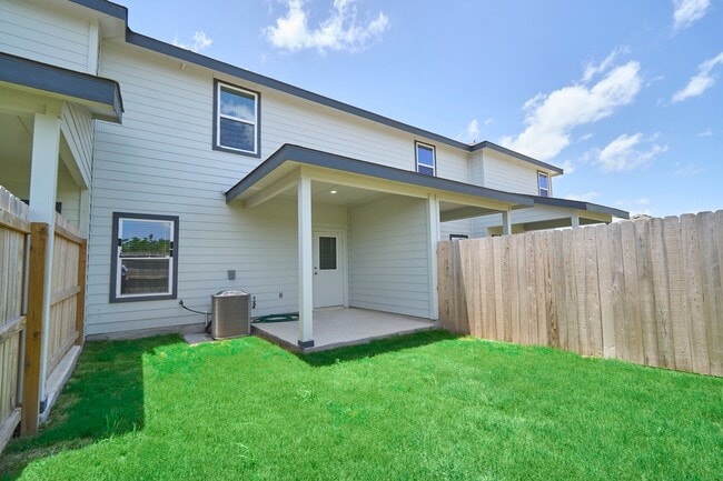 Building Photo - Hunters Ranch Beauty! 3 Bedrooms 2 1/2 Bath Townhome