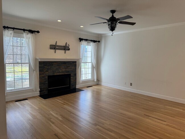 Building Photo - Stunning 5BR Executive Style Home in Brentwood