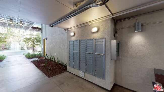 Building Photo - 1130 Flower St