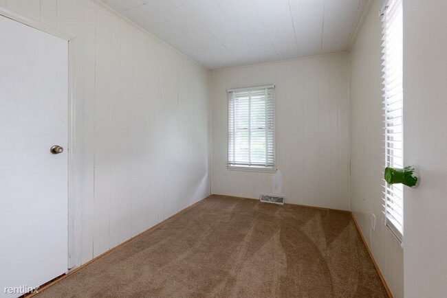 Building Photo - 3 br, 1 bath House - 23081 Springbrook Dr