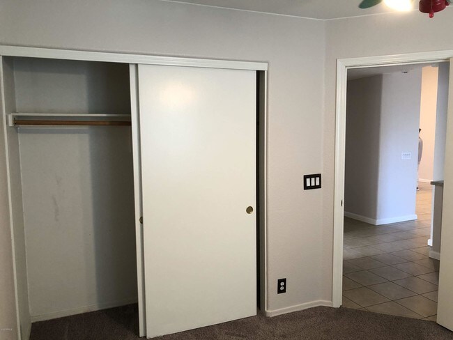 Building Photo - 1553 E Oakland St