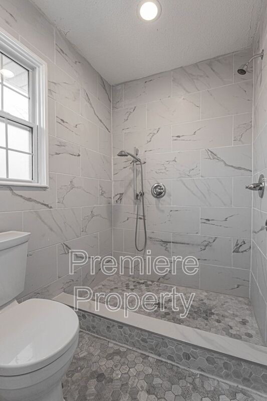 Building Photo - 1011 SW Lorman Dr