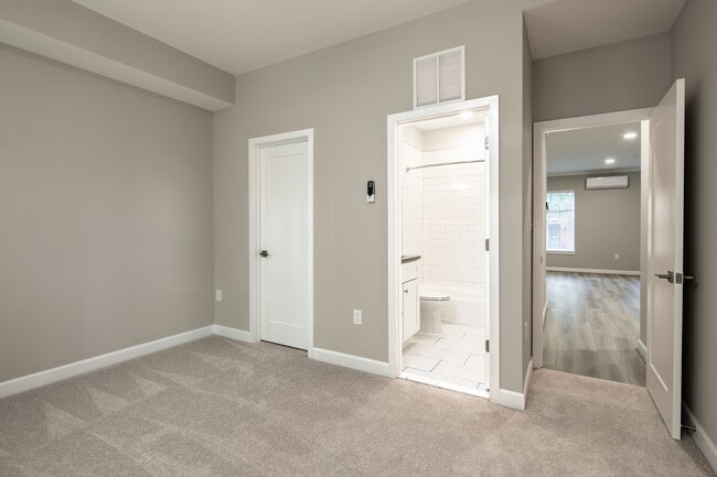 Building Photo - 1010 Duke St